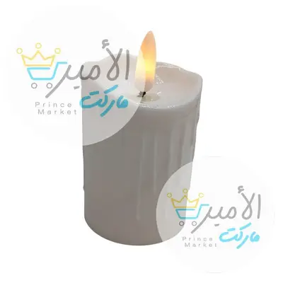 شمعة بيضاء مضيئة
